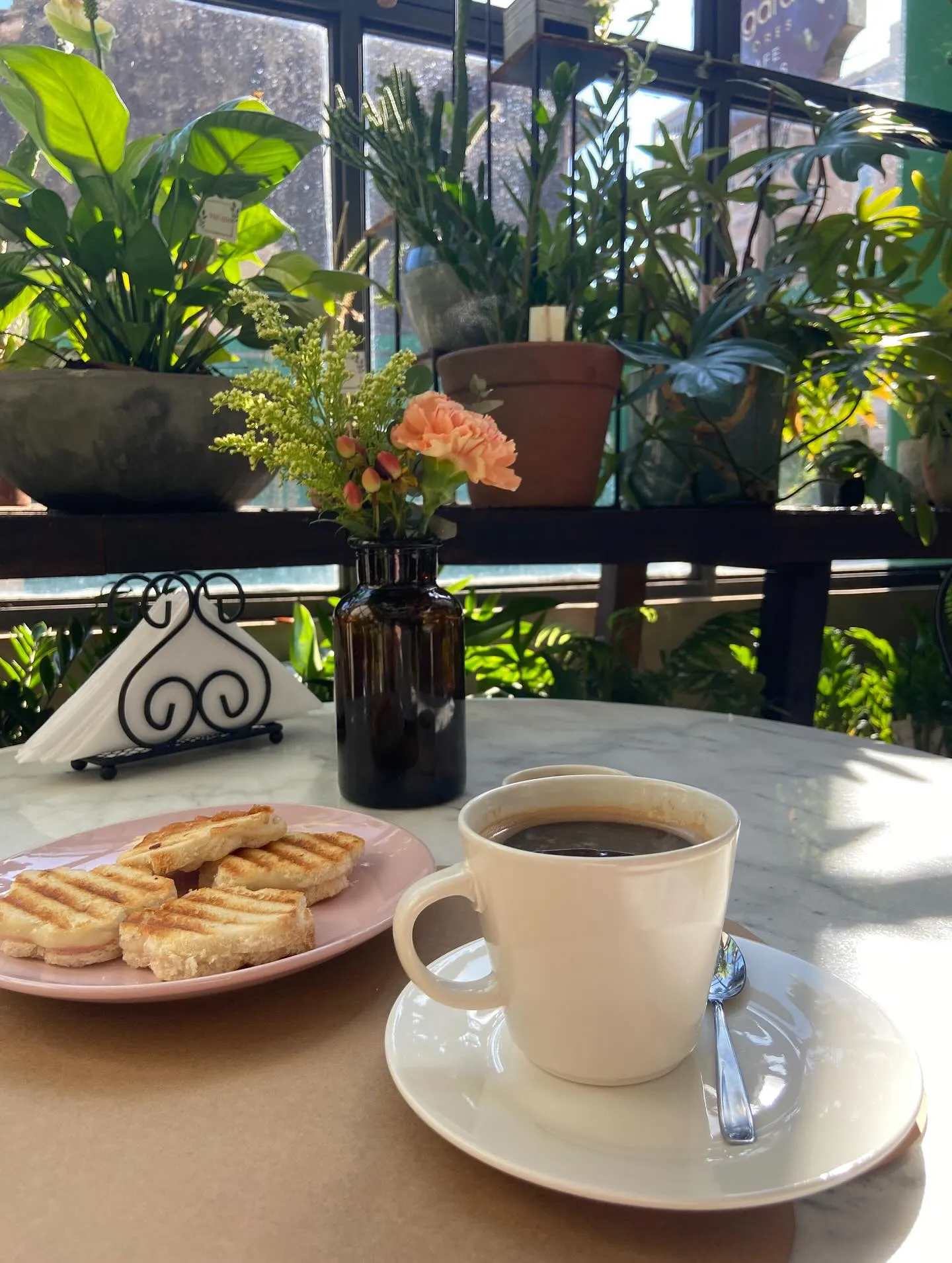 Amigos en el café
