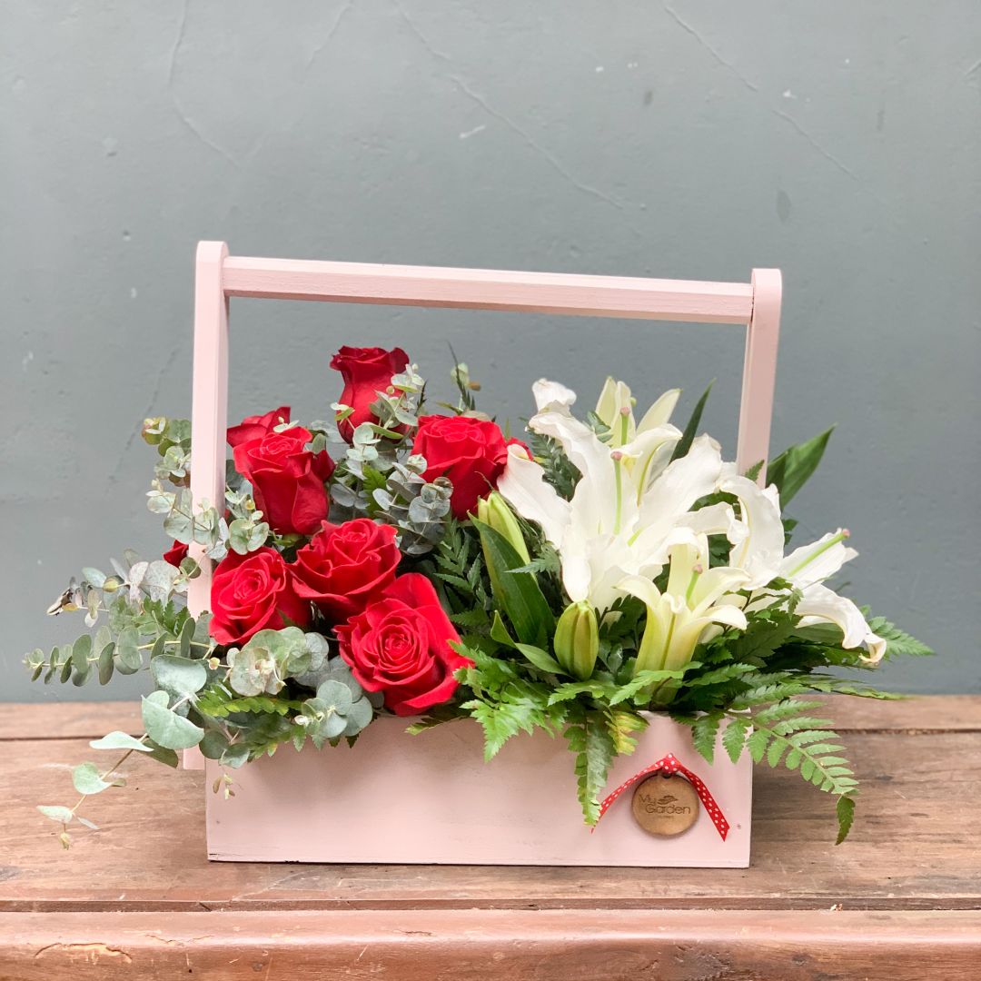 CANASTA CON ROSAS Y LIRIOS