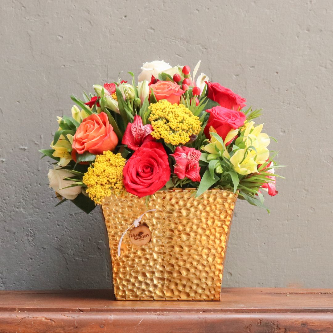 Macetero con flores tonos fuertes
