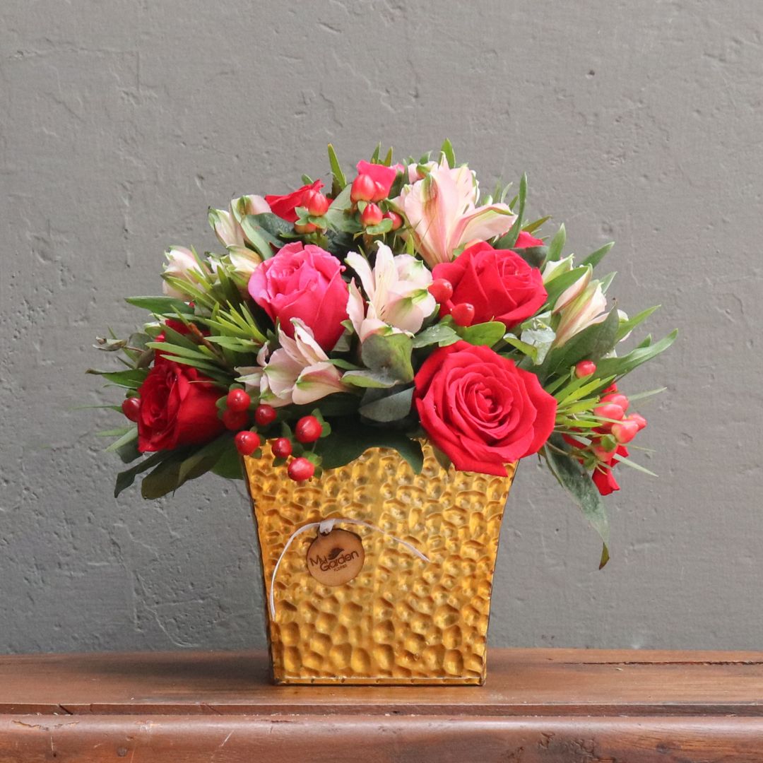Macetero con Rosas y Flores