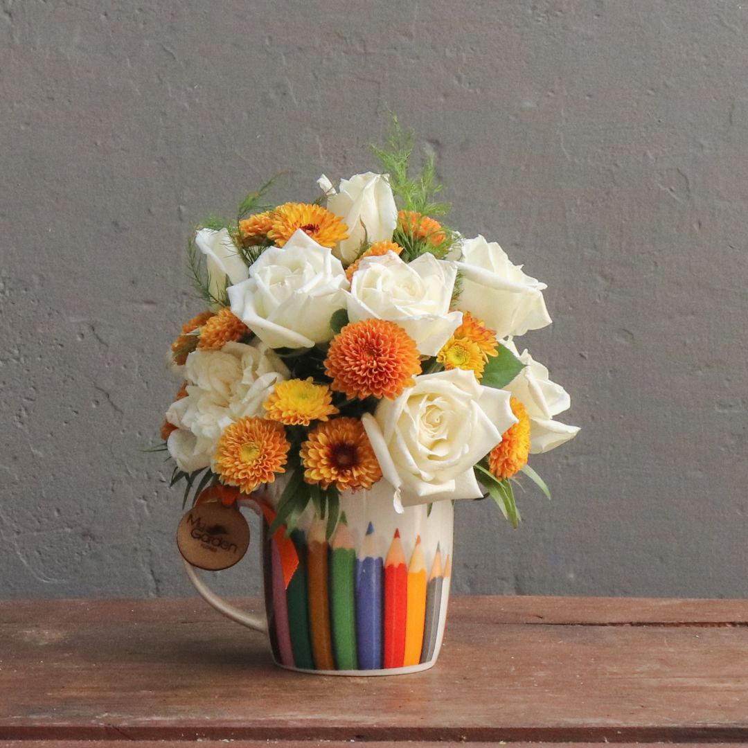 taza con flores coloridas
