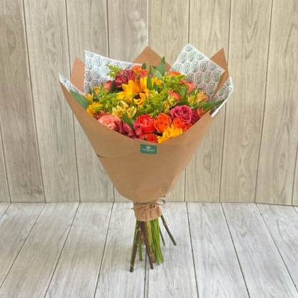 RAMO DE FLORES COLORIDAS EN PAPEL MADERA